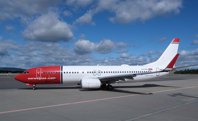 Avión de Norweigan Airlines en el aeropuerto de Oslo-Gardermoen
