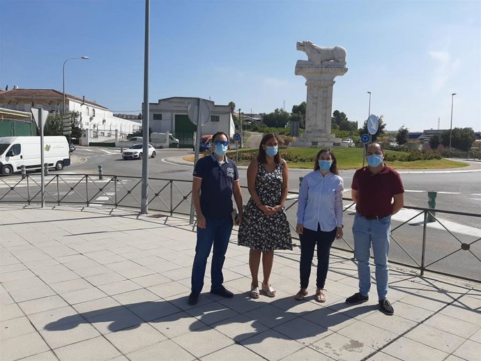 Cristina Casanueva en Baena con la alcaldesa y representantes municipales.