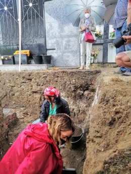 Una de las nietas de Gervasio González, María Jesús Franco, observa los trabajos de búsqueda de los restos de su abuelo, asesinado en 1936 por falangistas