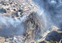El Infoca trabaja por tierra y aire contra un incendio declarado en Iznalloz (Granada)