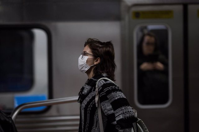 Mujer con mascarilla en el metro de Sao Paulo por el brote del nuevo coronavirus