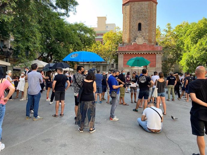 Restauradores del barrio de Grcia de Barcelona se manifiestan en la plaza de la Vila para pedir más terrazas
