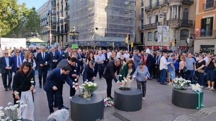 Autoridades en la ofrenda floral en La Rambla en un acto de homenaje a las víctimas por el 17A, el 17 de agosto de 2019
