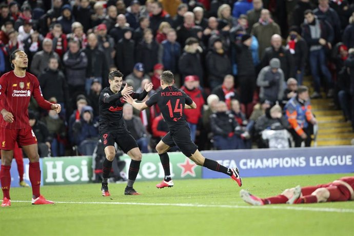 Llorente y Morata celebran un gol en Anfield ante el Liverpool