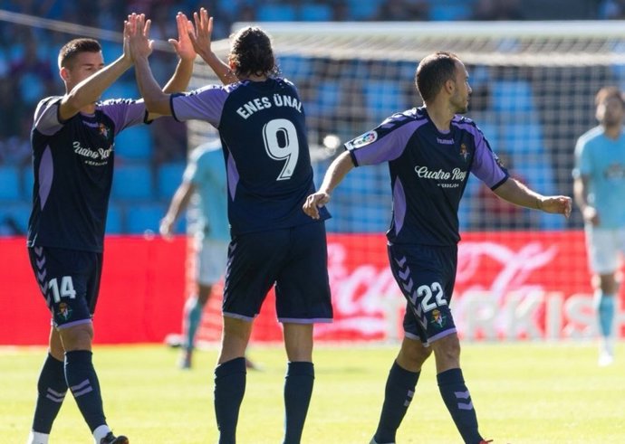 El delantero Enes Ünal celebra un gol del Real Valladolid.