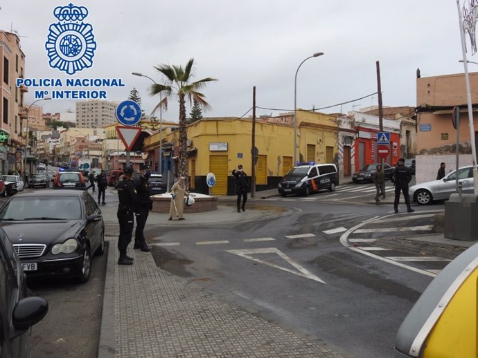 Efectivos policiales en el barrio del Rastro de Melilla