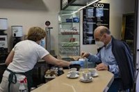 La Xunta recomienda a los mayores de 75 años de la comarca de A Coruña no salir a la calle en horas de "afluencia"