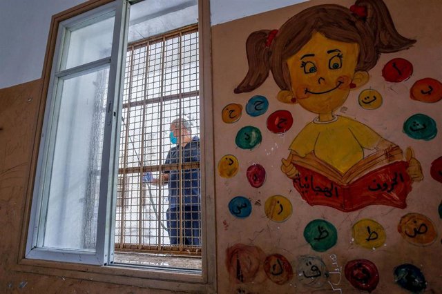 Desinfección de una escuela en la Franja de Gaza