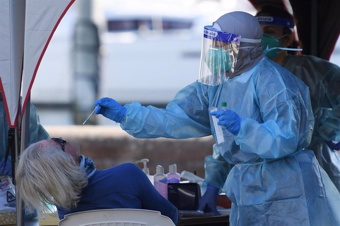 Una mujer se somete a una prueba del nuevo coronavirus en las instalaciones móviles levantadas por las autoridesdes australianas en la bahía de Rushcutters, en Sidney.