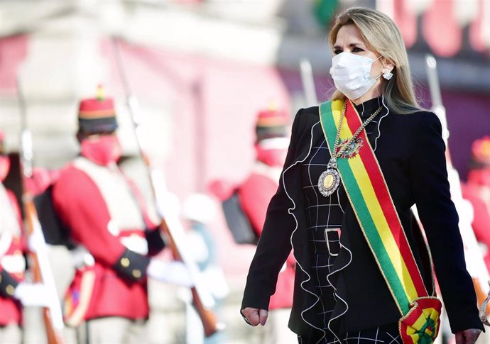 La presidenta interina de Bolivia, Jeanine Áñez, con mascarilla por la pandemia de coronavirus