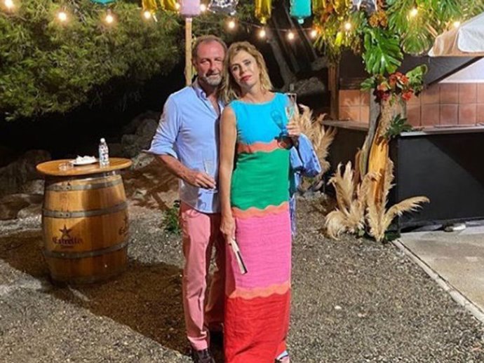Imagen compartida por la diseñadora en sus redes sociales presumiendo de amor junto a Luis Gasset