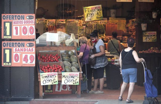 Varias personas compran en una frutería el día en el que el INE ha publicado que el Índice de Precios de Consumo (IPC) bajó un 0,9% en julio.