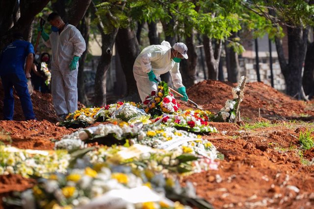 Cementerio para víctimas del coronavirus en Brasil