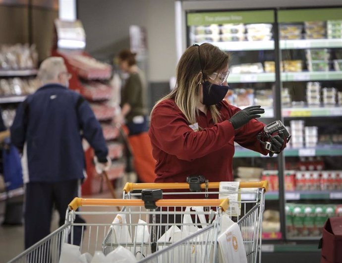 Personas comprando en un supermercado