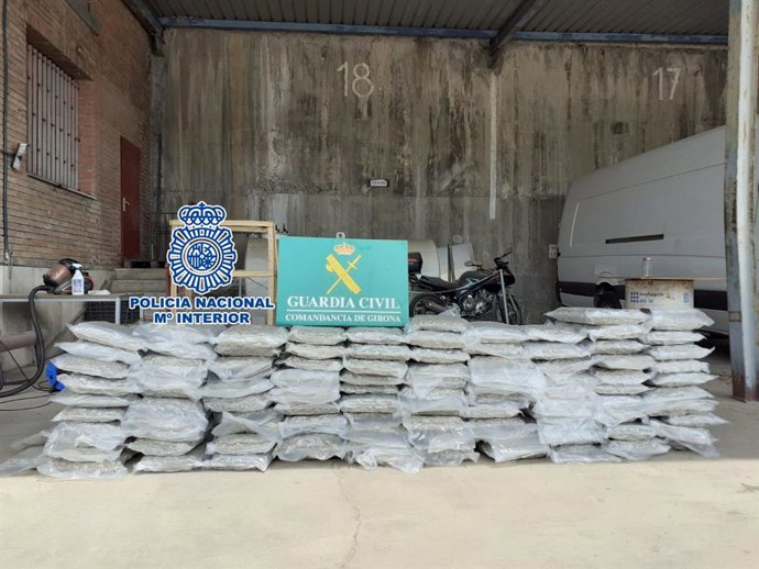 Marihuana envasada al buit que la Gurdia Civil i la Policia Nacional han confiscat en un camió a La Jonquera (Girona).