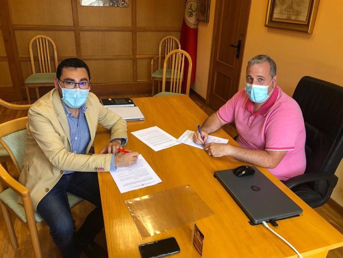 El director general de Administración Local y el alcalde de Larraga firman el convenio para renovar el acceso a las piscinas municipales