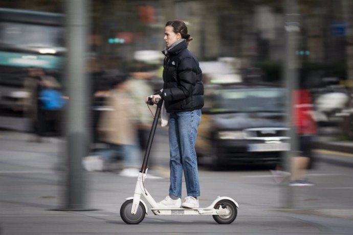 Una persona circulando en patinete eléctrico. 