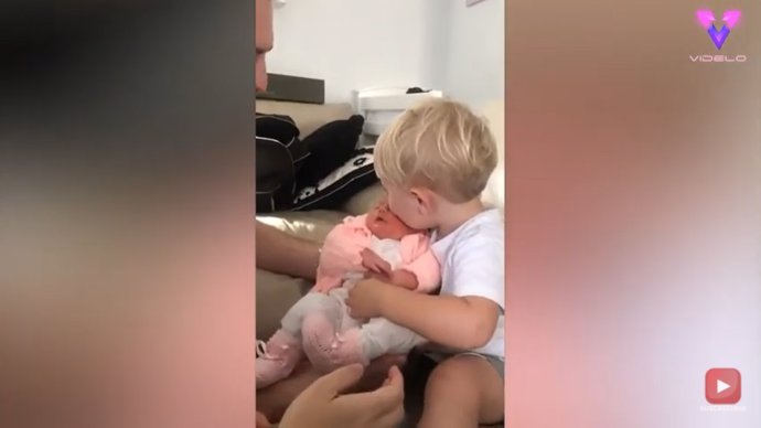 Esta es la tierna reacción de un niño al conocer a su hermana recién nacida por primera vez
