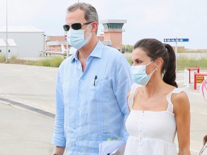 Don Felipe y Doña Letizia a su llegada a Mahón, donde se han reunido con las autoridades locales