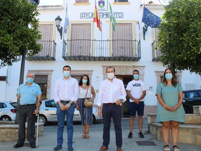 El secretario general del PSOE de Málaga, José Luis Ruiz Espejo; el alcalde de Colmenar, José Martín y el secretario general de los socialistas en la localidad, Francisco de los Ríos, durante una visita al municipio
