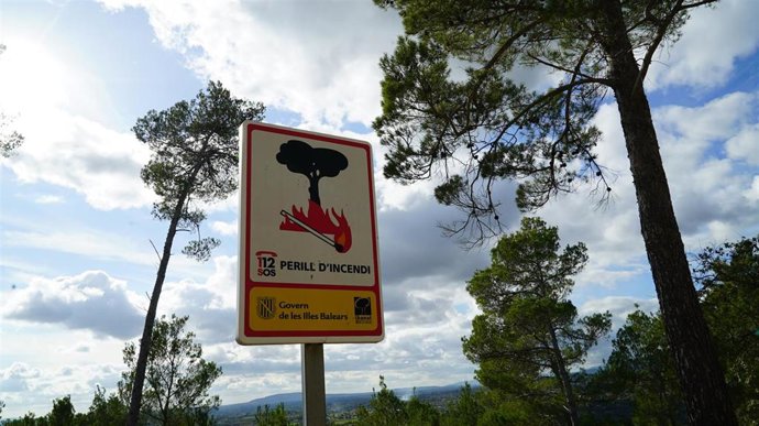 Cartel informativo sobre peligro de incendios.