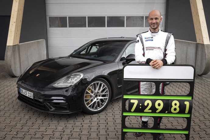 Lars Kern tras lograr un récord de vuelta en Nürburgring con el Porsche Panamera.