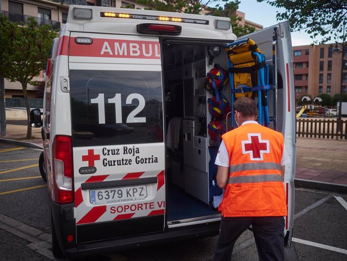 Un miembro de la Cruz Roja recoge material de la ambulancia durante un servicio de urgencia realizado en Pamplona, Navarra, España, a 8 de mayo de 2020.