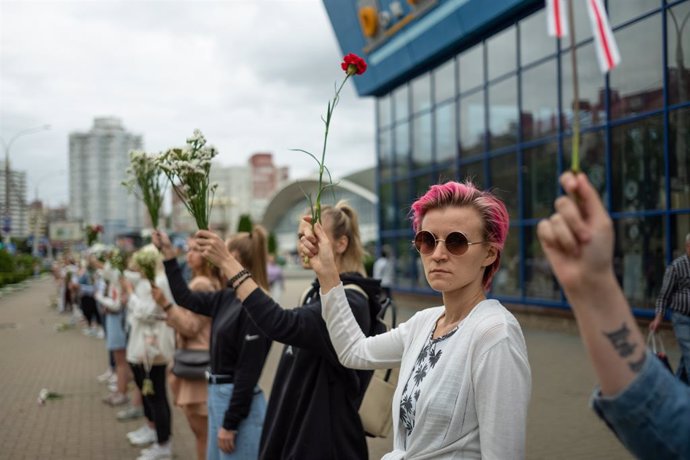 Bielorrusia.- Cientos de mujeres forman una cadena humana en Minsk para protesta