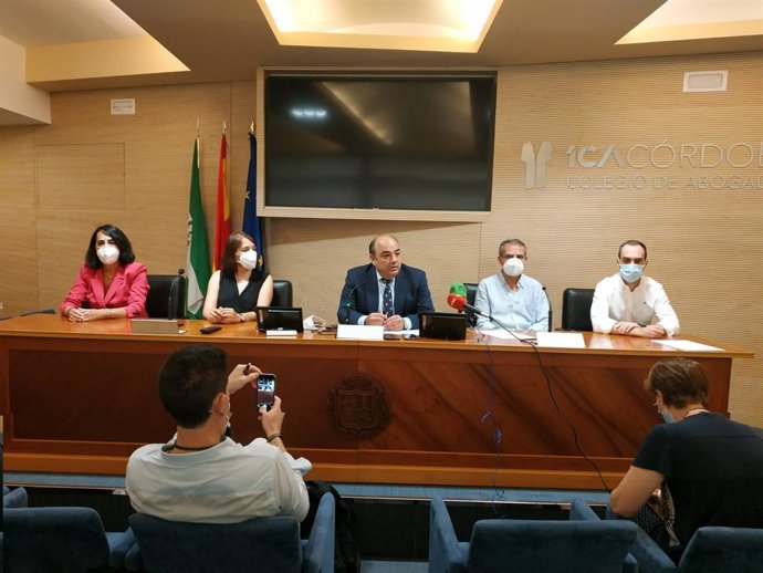 José Luis Garrido con la junta de gobierno del Colegio de Abogados.