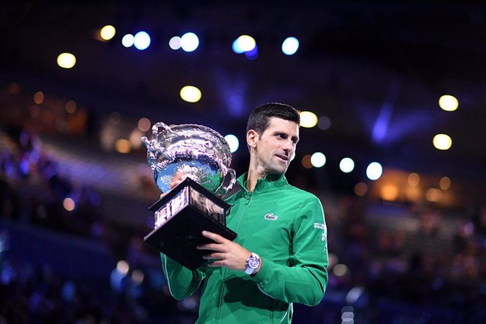 El tenista serbio Novak Djokovic posa con su trofeo de campeón del US Open