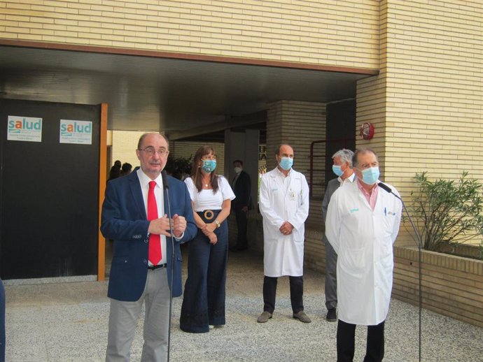El presidente de Aragón, Javier Lambán, y la consejera de Sanidad, Sira Repollés, tras visitar el laboratorio de Microbiología del Hospital Clínico de Zaragoza.