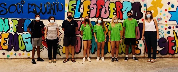 La consellera Fina Santiago y la directora general de Infancia, Juventud y Familias, Marta Carrió, en la visita.