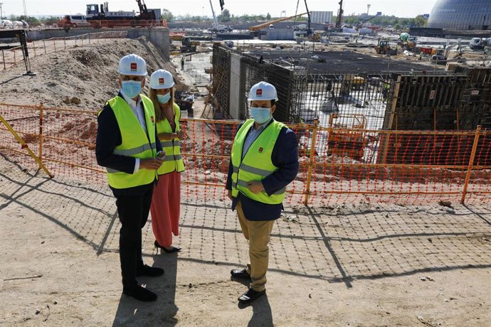 El consejero de Sanidad de la Comunidad de Madrid, Enrique Ruiz Escudero, durante su visita al avance de las obras del Hospital de Emergencias Isabel Zendal