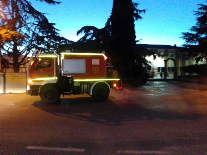 Tareas de desinfección en el entorno de residencias de Guadix