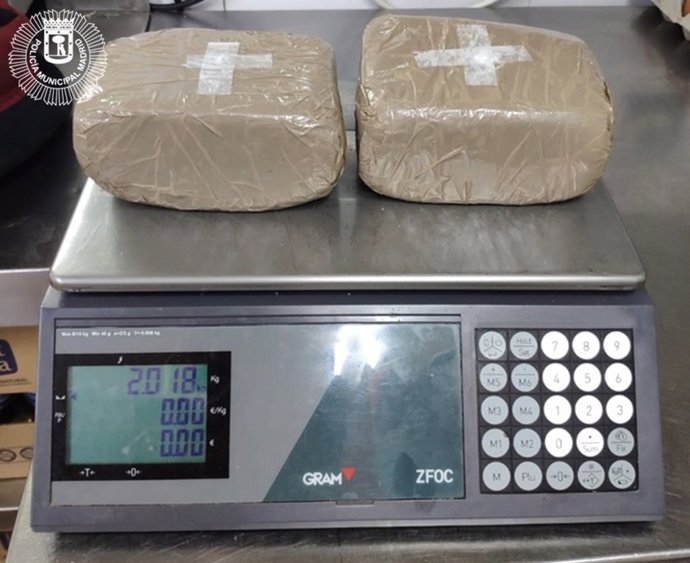 Imagen de los dos paquetes con dos kilos de cocaína requisados a dos detenidos por Policía Municipal de Madrid.