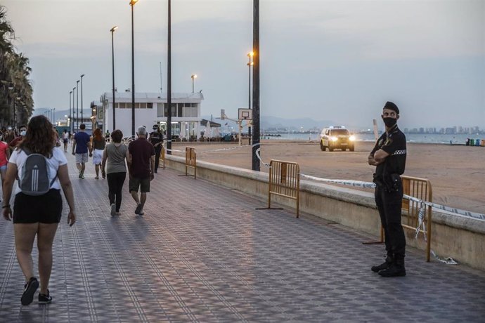 Un policía local hace guardia en la playa de la Malvarrosa durante la noche de San Juan en Valencia