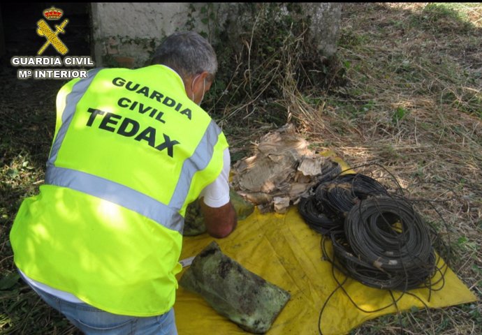 La Guardia Civil retira restos de material explosivo en mal estado en la vivienda de un pocero muerto hace años en Moaña.