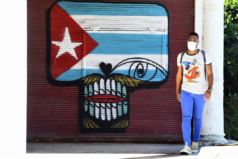 Un hombre con mascarilla en La Habana