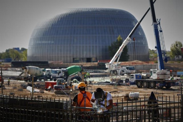 Un soldador y un operario trabajan en las obras del Hospital de Emergencias Isabel Zendal, ubicado en el barrio de Valdebebas, para atender en un futuro a pacientes de Covid-19 y de otras emergencias sanitarias, en Madrid (España) a 13 de agosto de 2020.