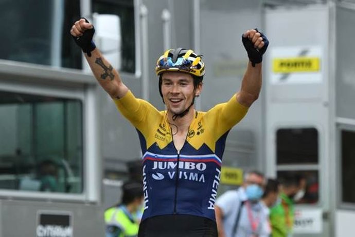 El esloveno Primoz Roglic celebra su victoria en la segunda etapa del Dauphiné