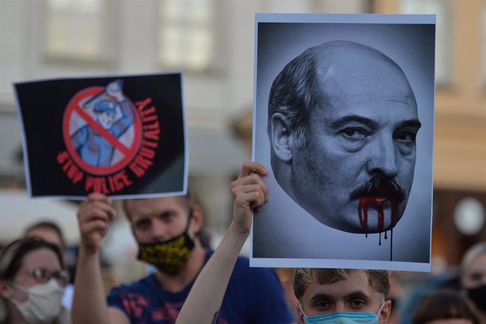 Imagen de pancartas durante una protesta contra Lukashenko en Cracovia. 
