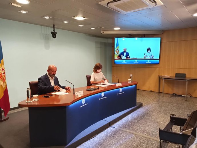 El ministre de Salut d'Andorra, Joan Martínez Benazet, i la ministra d'Educació, Ester Vilarrubla, en roda de premsa.