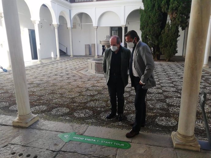 El delegado de Cultura y Patrimonio Histórico de la Junta en Granada, Antonio Granados, visita el Museo Arqueológico de Granada con motivo de su reapertura
