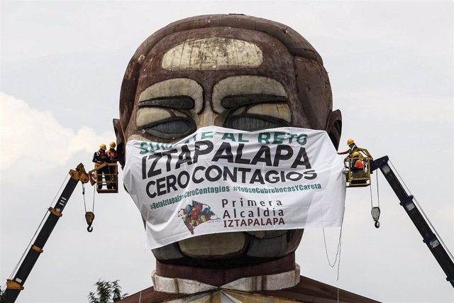 Las autoridades de Iztapalapa, en Ciudad de México, ha colocado una mascarilla gigante en la estatua Cabeza de Juárez, para concienciar sobre la necesidad de su uso durante la pandemia de la COVID-19.