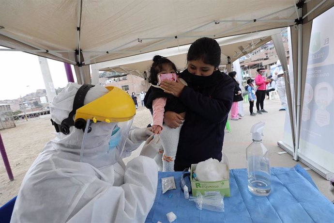 Personal médico extrae sangre a una niña peruana para realizarle la prueba de la COVID-19 en distrito de Lima de Villa El Salavador.