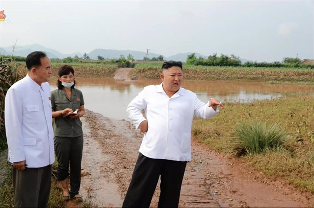 El líder de Corea del Norte, Kim Jong Un, comprobando algunos de los daños causados por las recientes lluvias torrenciales que azotaron gran parte de la peníansula coreana.