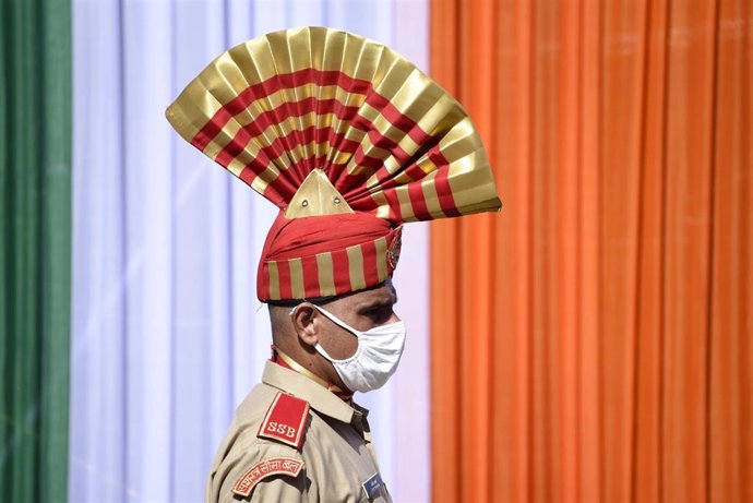 Un policía indio con mascarilla en las celebraciones del Día de la Independencia