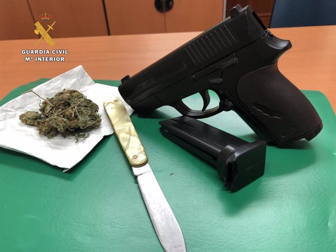 Armas de fuego y blanca, junto a la marihuana, incautada al detenido en Logroño