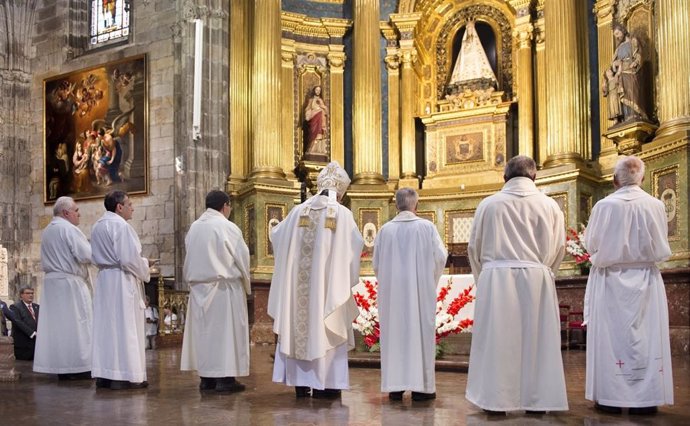 Imagen del interior de la Basílica de Begoña, junto a varios representantes de la Iglesia y el alcalde de Bilbao, Juan Mari Aburto.