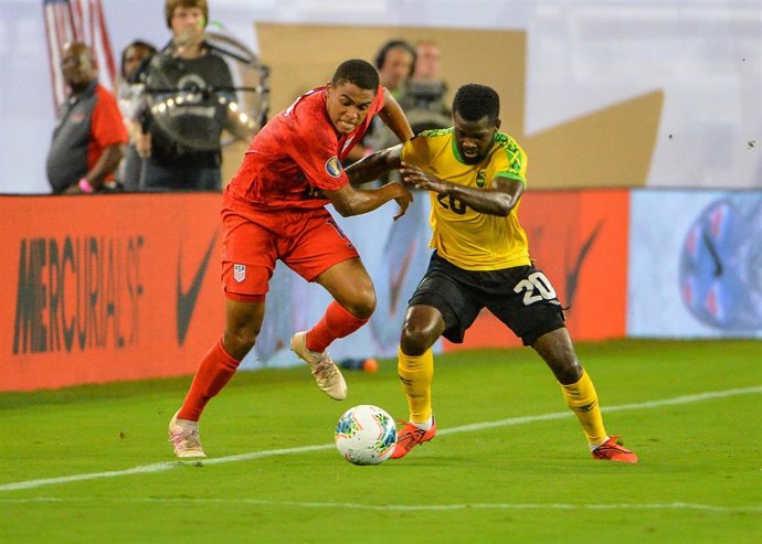 Reggie Cannon (izda) pugna por un balón en un partido con la selección estadounidense